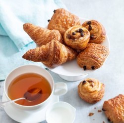 Assortimento mini croissanterie (croissant, pain au chocolat, girella uvetta) Mediterranea Surgelati Teramo Abruzzo